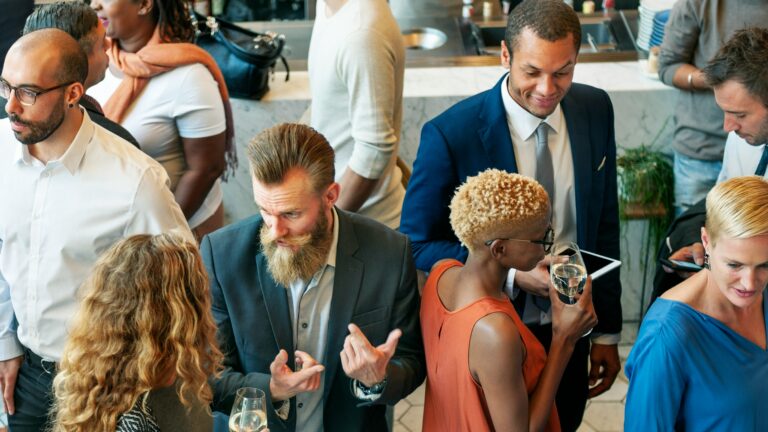 Cómo crear experiencias de marca memorables en ferias y eventos: Estrategias efectivas