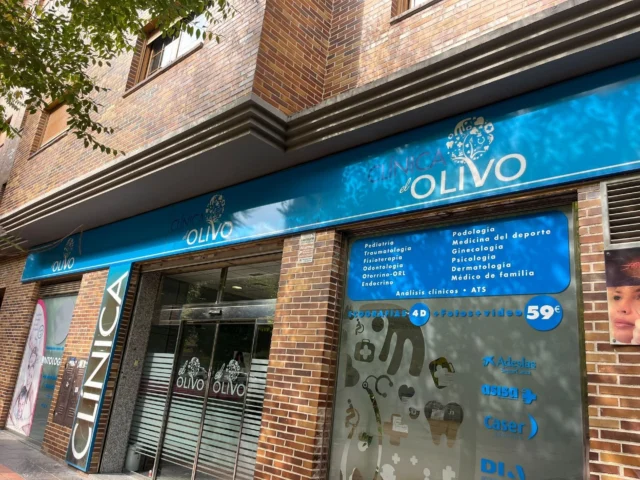 ✨ Antes y Después: Transformando Espacios, Impulsando Marcas ✨

En Clínica El Olivo, pasamos de lo convencional a lo extraordinario con una renovación que refleja profesionalismo, confianza y modernidad. 💼✨ Cada detalle fue pensado para potenciar su imagen y crear un impacto visual que no pasa desapercibido.

📸 Swipe para ver el cambio completo: ¡una diferencia que se siente y se ve! 💡

🔹 Porque un buen diseño no solo decora, también comunica.

🔹 ¿Cuál es tu parte favorita de esta transformación? Déjanos un comentario👇

#AntesYDespués #DiseñoDeEspacios #TransformaciónVisual #DiseñoEstratégico #ImpactoVisual #ClínicaElOlivo #MarketingDeEspacios #IdentidadDeMarca